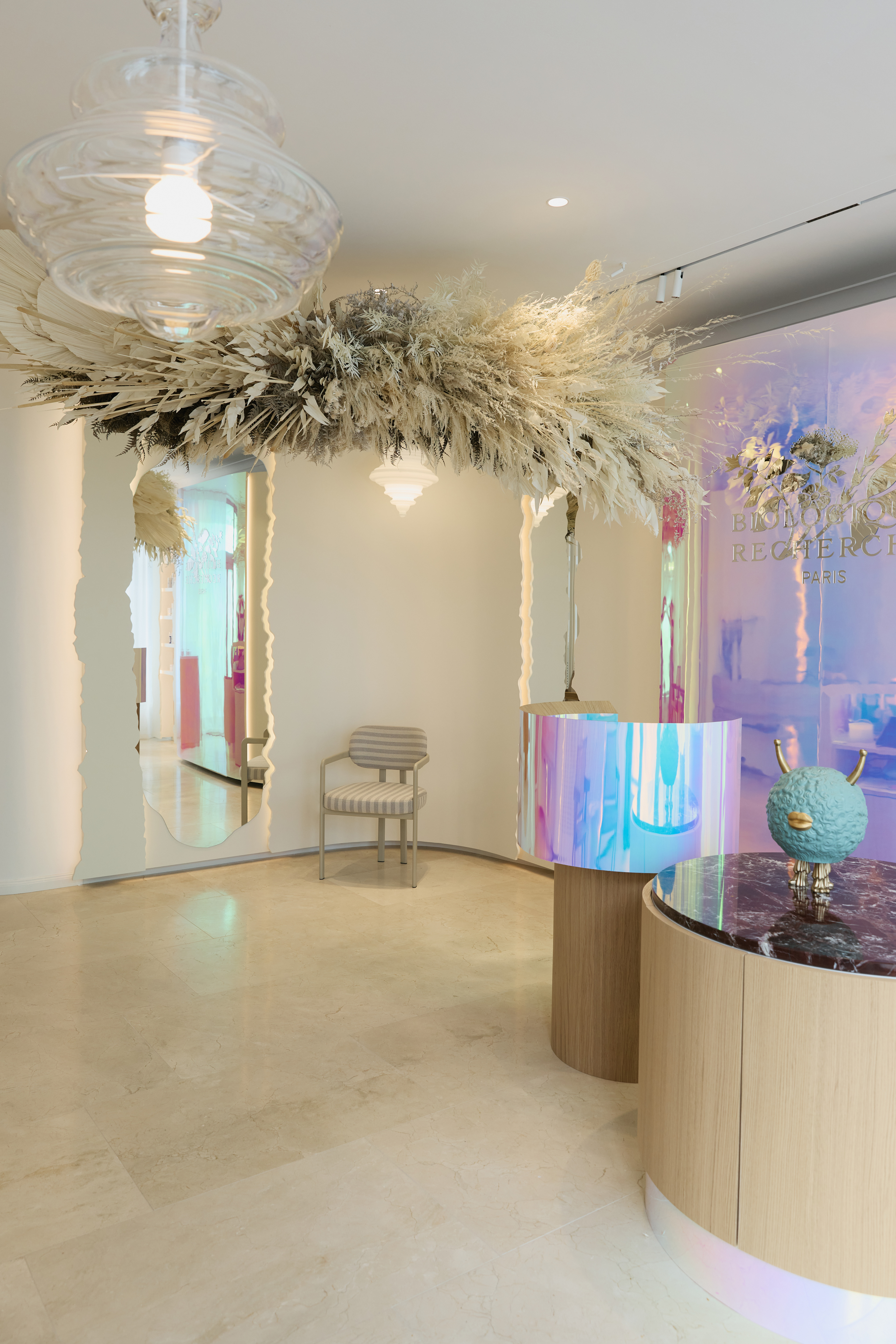 Recepcia a uvítacia zóna kozmetickej kliniky Mazreku Medical Bratislava s produktmi Biologique Recherche